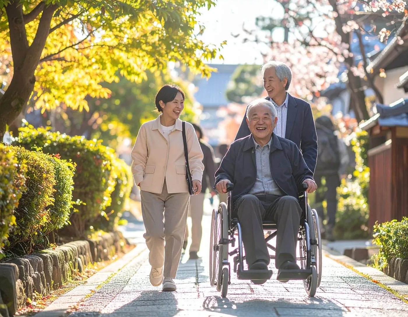 車椅子を押しながら笑顔で紅葉の京都を歩く家族