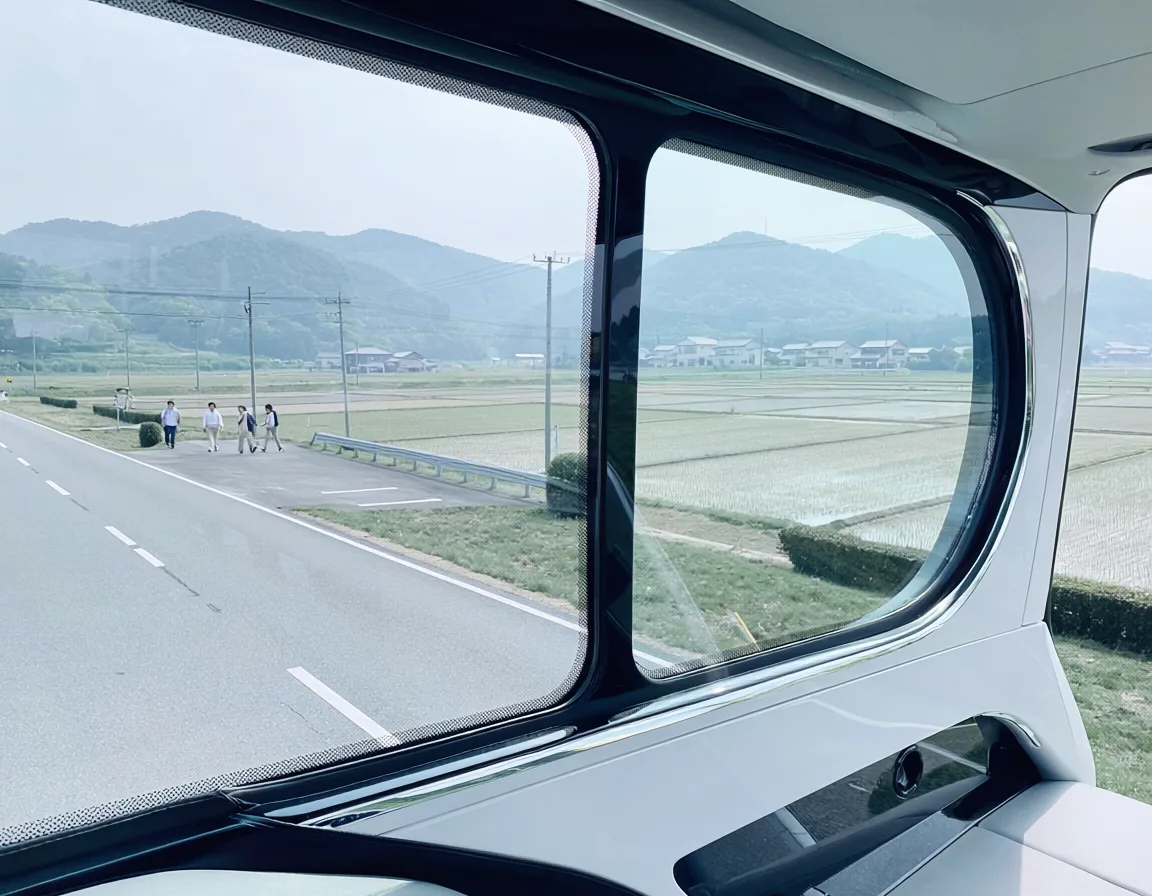 法律上は同じ「一般貸切旅客自動車運送事業」なので、呼び方はどちらでも伝わります